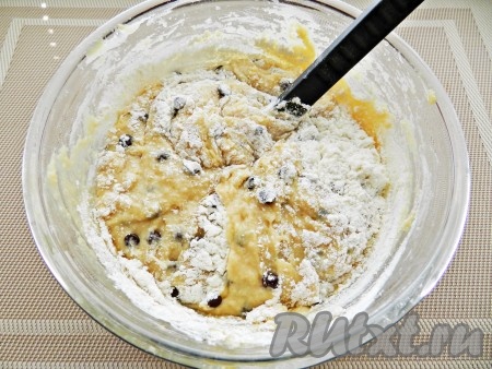 Влить жидкую часть в сухую, быстро перемешать лопаткой, чтобы масса стала однородной. Взбивать не нужно, просто перемешать.