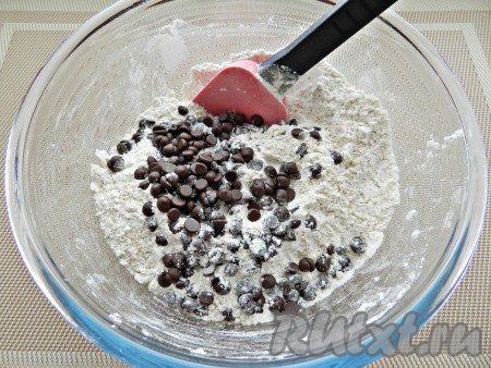 Добавить шоколадные капли или кусочки шоколада.