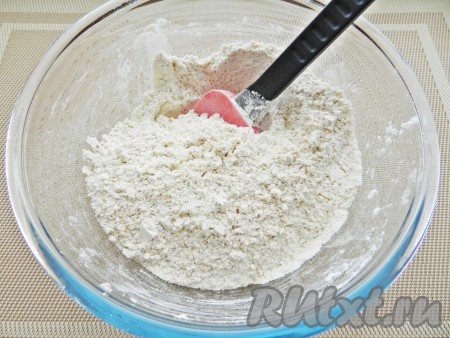 Смешать сухие ингредиенты: муку, разрыхлитель, соль, сахар, ванильный сахар.