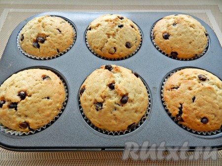 Выпекать маффины с кусочками шоколада в течение 20-25 минут в разогретой до 180 градусов духовке.