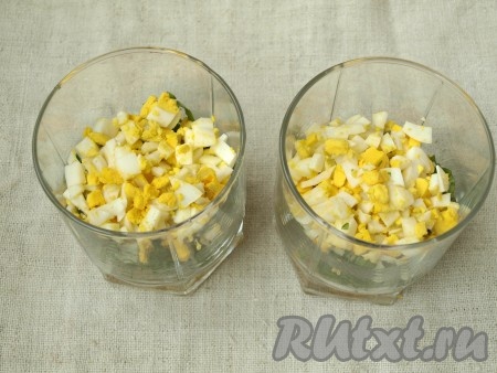 Поверх щавеля нанести майонез и выложить нарезанные кубиком яйца. На одну порцию пойдёт одно яйцо.
