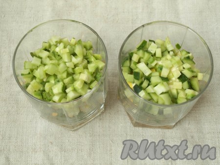 Снова нанести майонез и выложить нарезанные кубиками огурцы. Этот слой по желанию можно посолить и поперчить, но лично мне хватило остроты майонеза, поэтому я не стала добавлять ни соль, ни перец.
