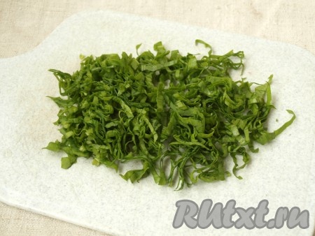 Щавель нарезать тонкими полосками.