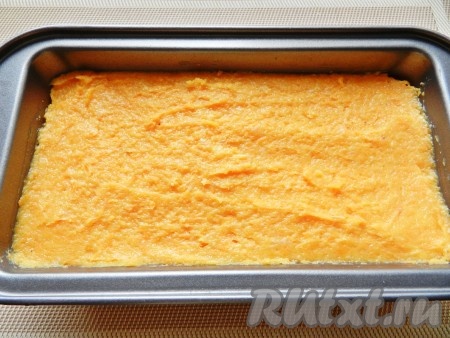 И последним слоем выложить фарш с морковью. Поставить форму в разогретую до 180 градусов духовку и готовить запеканку из куриного филе&nbsp; 30-40 минут.
