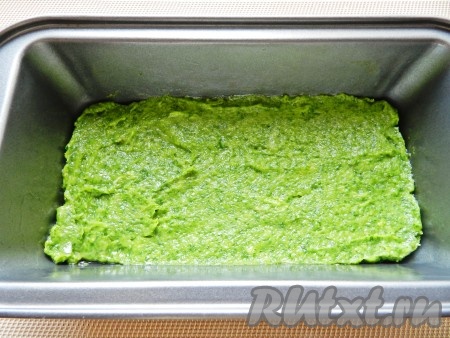 Форму для выпечки смазать растительным маслом. Выложить равномерно слой фарша со шпинатом.