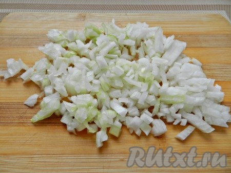 Лук очистить, нарезать и обжарить на растительном масле до золотистого цвета.