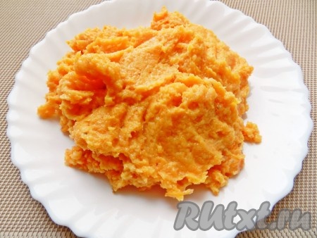 Поместить в блендер часть фарша и морковь. Прокрутить вместе, чтобы масса стала однородной.