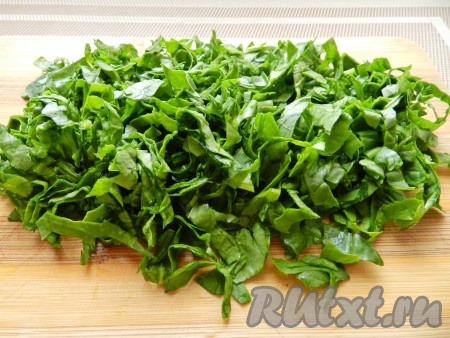 Шпинат промыть, обсушить и нарезать.