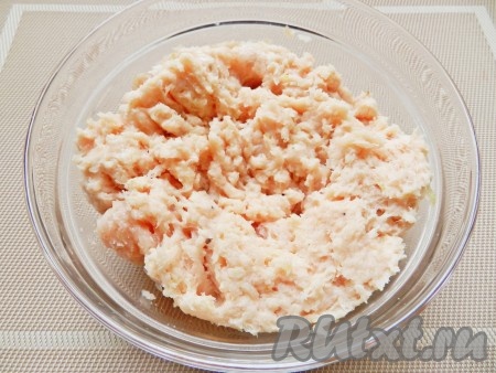 Приготовить фарш из куриного филе и жареного лука. Приправить фарш солью и перцем, добавить сливки, перемешать и разделить фарш на три равные части.
