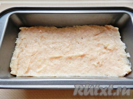 Затем выложить слой фарша без добавок.