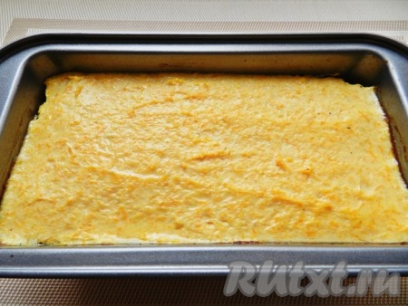 Затем вынуть форму из духовки, немного остудить и достать запеканку.
