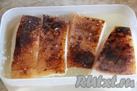 Накрыть контейнер крышкой и отправить сало в тузлуке в холодильник на три дня.