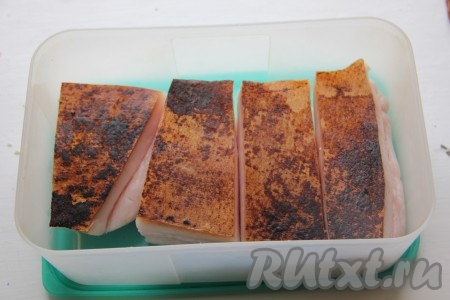 Сало нарезать брусочками, промыть и обсушить полотенцем. Выложить кусочки сала в контейнер кожей кверху и полностью залить остывшим тузлуком. Сало нужно укладывать не плотно, чтобы кусочки сала свободно "купались" в рассоле.