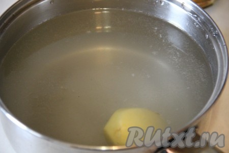 В кастрюлю налить 1 литр воды и довести до кипения. Добавить лавровый лист и черный перец горошком. Выложить в кипяток очищенный картофель и постепенно добавить в воду соль, постоянно перемешивая. Соли должно быть такое количество,&nbsp;чтобы наш картофель всплыл к верху. Когда картофель всплывёт, наш тузлук готов. Снять кастрюлю с огня, дать тузлуку остыть.