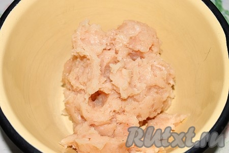 Филе курицы промыть, пропустить через мясорубку (или измельчить блендером до фаршеобразного состояния). Посолить куриный фарш.