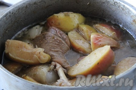 Закрыть крышкой и отправить на медленный огонь. Тушить гуся с яблоками в казане 2-2,5 часа до готовности мяса.
