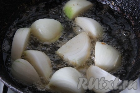 Обжаренного гуся достать и отложить в сторону, сохраняя мясо теплым. На том же масле обжарить крупно нарезанный лук.
