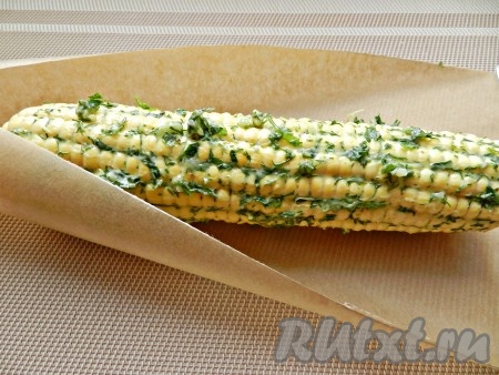 Початки кукурузы очистить, обмазать маслом со всех сторон.