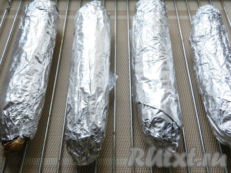 Затем каждый початок обернуть фольгой. Разогреть духовку до 200 градусов и запекать кукурузу в течение 30 минут.