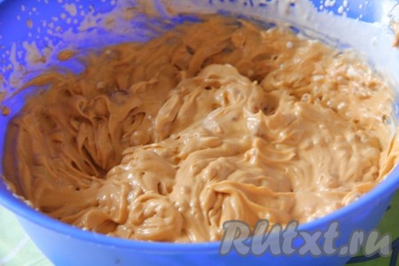 Для приготовления крема смешиваем взбитые сливки и сгущенное молоко до однородной массы.
