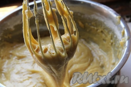 Хорошенько замешиваем наше тесто, оно должно быть липким и эластичным. Муки добавлять больше не стоит, даже если вам захочется.