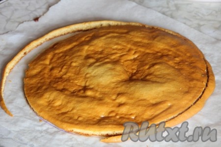 Отправляем коржи в духовку и выпекаем при температуре 200 градусов 5-8 минут. Горячий корж обрезаем по кругу.