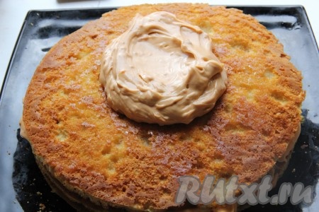 Для пропитки смешиваем сок лимона и мед, перемешиваем и пропитываем полученным сиропом коржи. Пропитанные коржи перемазываем обильно кремом из вареной сгущенки и сливок и собираем из них торт "Медовик".
