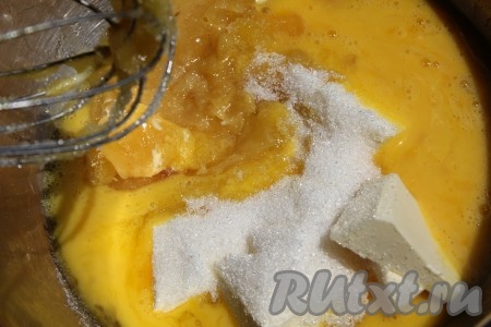 Взбиваем яйца, добавляем к ним мед, сахар, сливочное масло. Отправляем массу на паровую баню до полного растворения всех ингредиентов.
