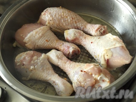 Разогреть в сковороде подсолнечное масло, выложить голени и обжарить их на среднем огне до золотистой корочки со всех сторон.