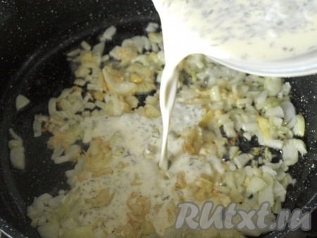 Приготовить соус: сметану смешать с водой, добавить соль и укроп, хорошо перемешать. Лук очистить и мелко нарезать. Взять ещё одну чистую сковороду, разогреть в ней подсолнечное масло, выложить лук и обжарить его до мягкости (в течение 3-4 минут) на среднем огне, иногда помешивая. К обжаренному луку всыпать муку и снова перемешать. К луку с мукой тонкой струйкой, постоянно помешивая, влить подготовленный соус из сметаны и воды, довести до кипения и уменьшить огонь до чуть ниже среднего. Постоянно помешивая, варить сметанно-луковый соус до загустения (это займёт 7-10 минут).