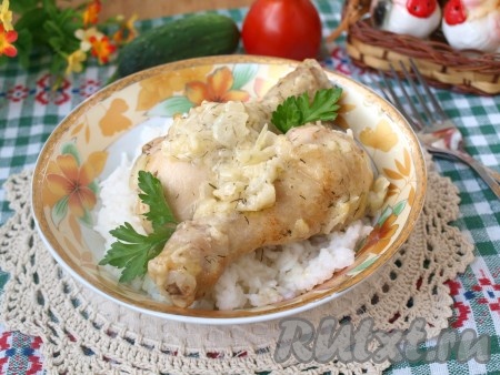 Куриные голени в сметане с луком на сковороде