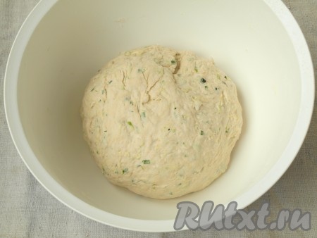 Подсыпать муку до тех пор, пока тесто практически не перестанет липнуть к рукам. Оно должно быть мягким и держать форму.
