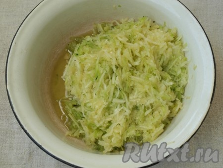 Кабачок натереть на тёрке и отжать лишнюю жидкость.