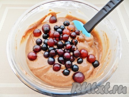 Добавить вымытые и обсушенные ягоды, лопаткой вмешать их в тесто.