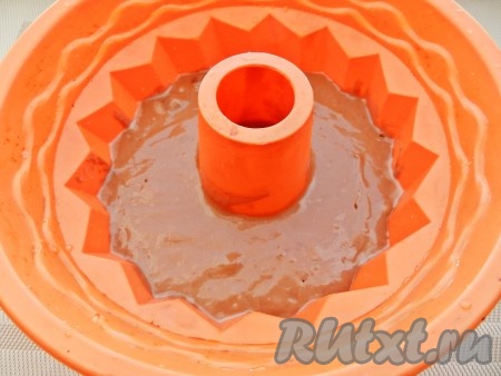 Тесто переложить в форму для выпечки, поставить в разогретую до 180 градусов духовку на 40 минут. Готовность кекса проверить деревянной палочкой.