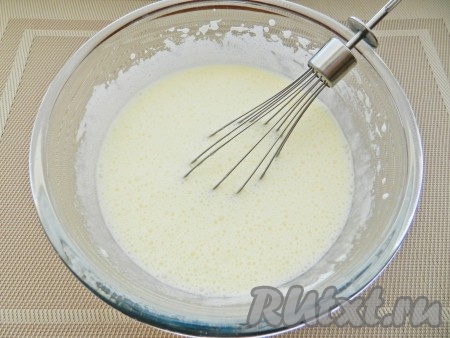 Яйца взбить с сахаром и маслом, влить кефир, все хорошо перемешать.