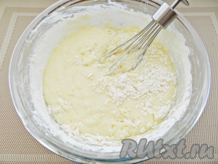 Всыпать муку с разрыхлителем, перемешать.