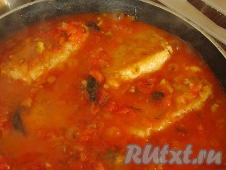 Когда соус уварится, перелить его в сковороду с котлетами. Тушить котлеты с соусом ещё пару минут.&nbsp;Рыбные котлеты с соусом из свежих помидоров готовы!
