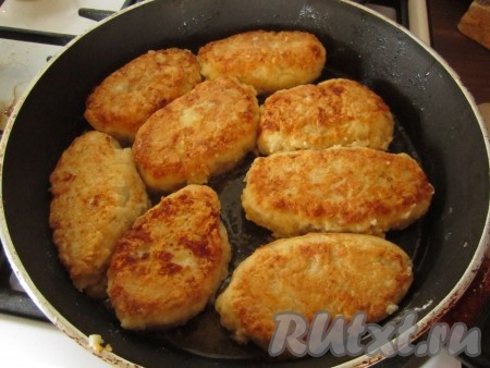 Обжарить котлеты с двух сторон на растительном масле.