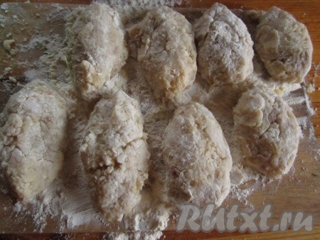 Тем временем сформировать из рыбного фарша котлеты и обвалять их в муке.