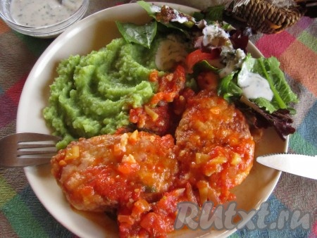 Я подала их с зелёным картофельным пюре с добавлением шпината и чеснока и свежим салатом. Получилось красивое и вкусное сочетание!
