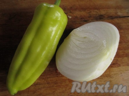 Оставшийся лук и сладкий перец мелко нарезать.