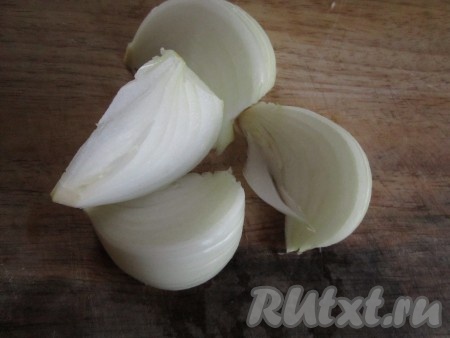 Лук очистить. Половину отложить для соуса. Другую часть нарезать крупными дольками.