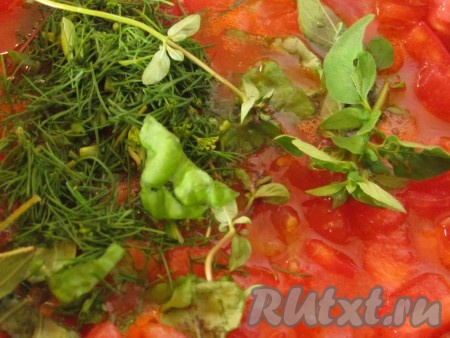 Приправить овощи ароматной зеленью (я положила базилик, орегано, тимьян и укроп). Посолить соус по вкусу. Уваривать соус на небольшом огне минут 15-20, пока он не уменьшится в объёме примерно на треть.
