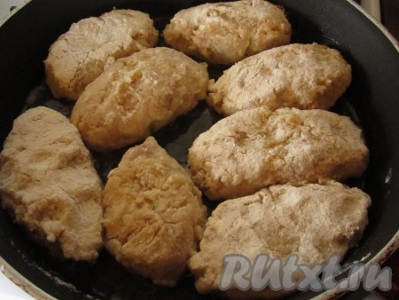 Обжарить котлеты с двух сторон на растительном масле.