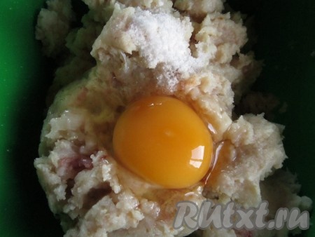 Добавить в фарш яйцо, соль и хорошо вымесить.