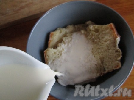 Хлеб замочить в небольшом количестве нежирных сливок.