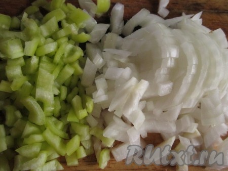 Оставшийся лук и сладкий перец мелко нарезать.