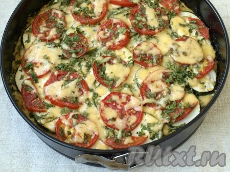 Запекать ещё 10 минут. Затем запеканку вынуть и дать наполовину остыть. В горячем виде разрезать не получится, так как наша выпечка должна схватиться.