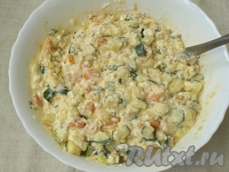 В большой миске смешать овощи и нарезанное кубиками куриное филе с творожно-яичной массой, добавить муку и измельчённую зелень. Масса не должна быть жидкой, поэтому смотрите по консистенции.